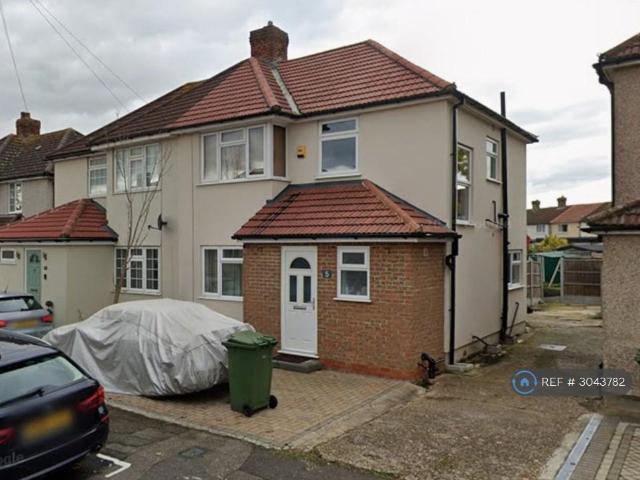 Diban Avenue, Hornchurch, RM12 3 bed semi detached house to rent £2,300 pcm £531 pw