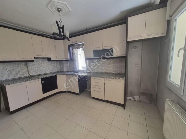 Dibek Caddesinde Kiralık Doğalgazlı 4+1 Daire