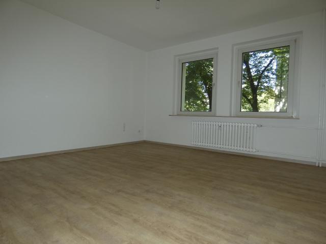 Dichterviertel! Sanierte 3 Raum Wohnung mit Balkon!