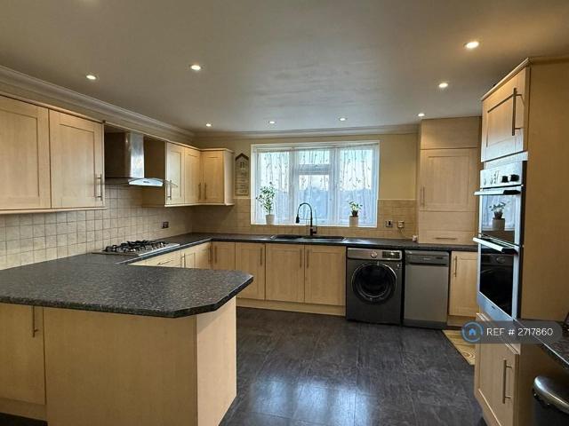 Dickens Avenue, Tilbury, RM18 3 bed terraced house to rent £1,900 pcm £438 pw