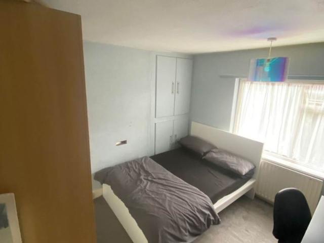 Dickens Avenue, Uxbridge UB8 1 bed in a house share to rent £850 pcm £196 pw