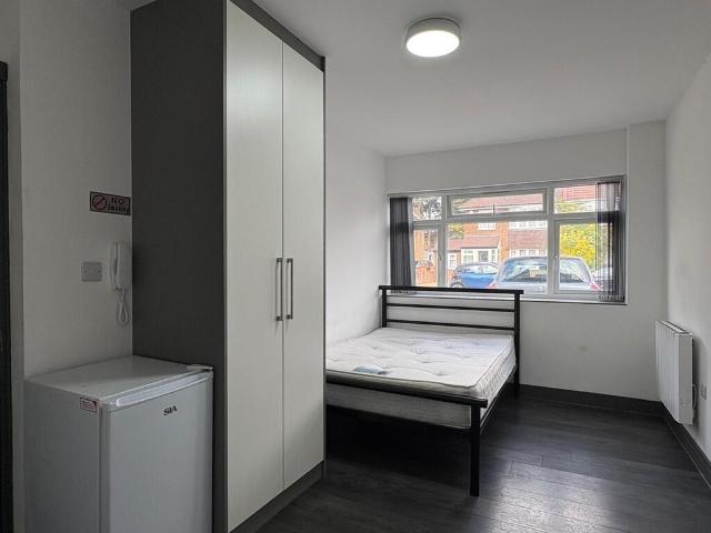 Dickens Avenue, Room 4 1 bed in a house share to rent £900 pcm £208 pw