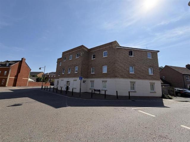 Dickens Heath Road, Dickens Heath. 2 bed flat to rent £1,295 pcm £299 pw