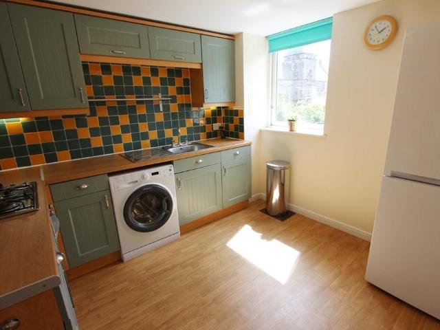 Dicksonfield, Edinburgh EH7 3 bed flat to rent £1,425 pcm £329 pw