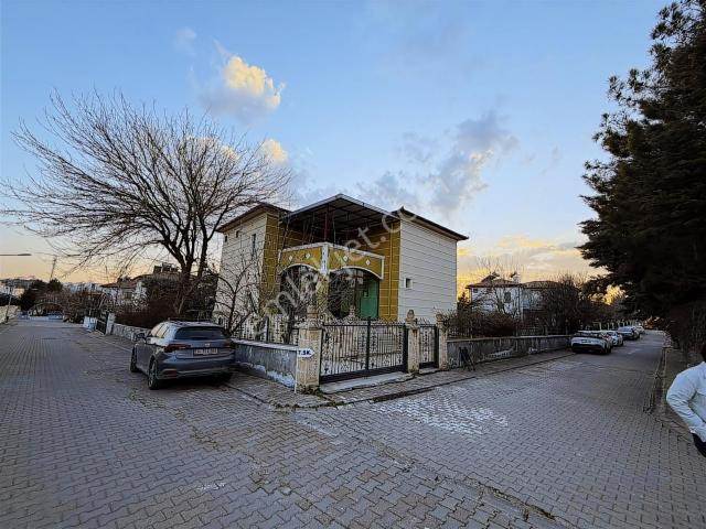 Dicle Üniversitesi Yakını Muhteşem Bahçeli Tripleks Villa