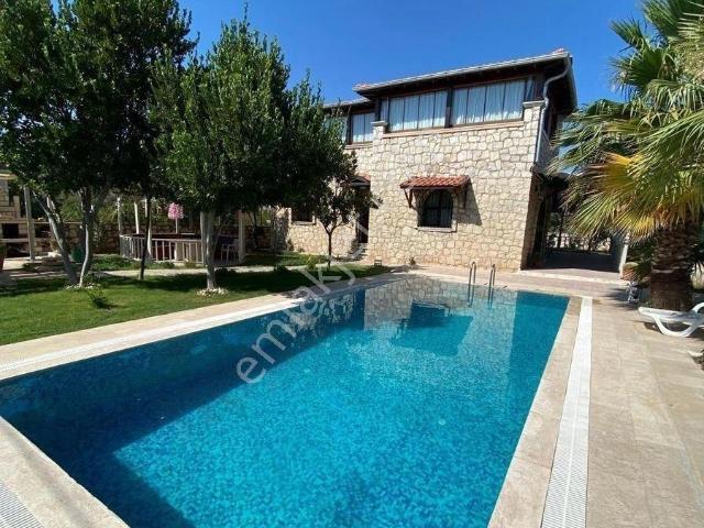 Didim Yeşiltepede 700 Metre Arsa İçinde Havuzlu Otoparklı Full Eşyalı Satılık 5 + 2 Taş Villa