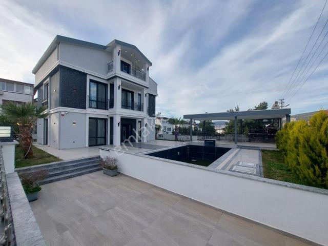 Didim Akbükte Deniz Manzaralı Ful Eşy 4+1 Havuzlu Müstskil Villa