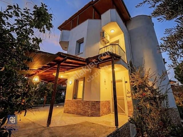 Didim Akbük'te Denize Yakın Köşe Konumda Villa