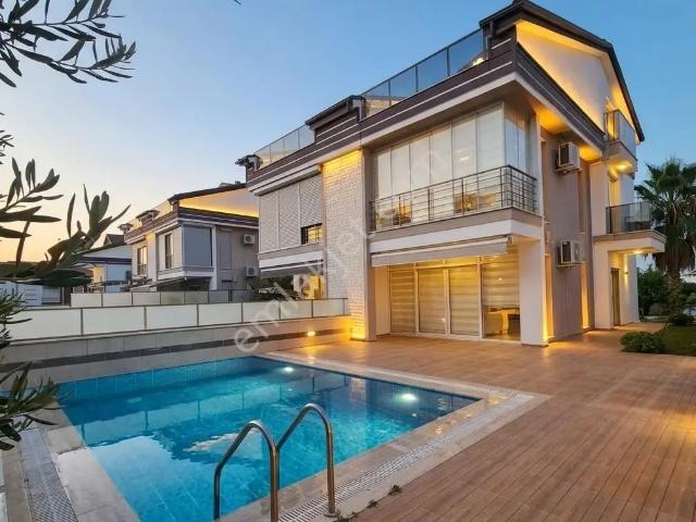 Didim Altınkum'da Müstakil Havuzlu Geniş Bahçeli 4+1villa