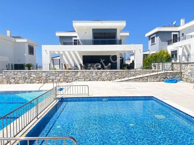 Didim Efeler‘de Full Eşyalı Tam Müstakil 4 + 1 Ayrı Mutfak Lüks Villa