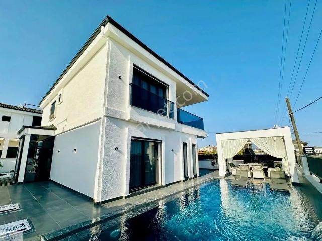 Didim Efeler Mahallesi’nde 318 Metre Arsa İçinde Havuzlu 4 + 1 Lüks Villa