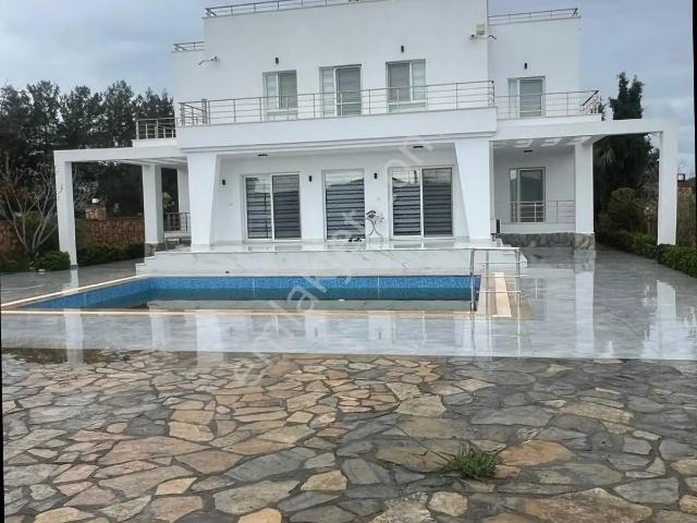 Didim Efeler Mahallesi'nde Havuzlu 4+1 Satılık Villa