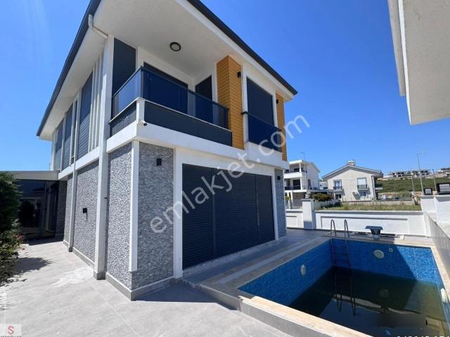 Didim Efeler Mahallesinde Havuzlu Eşyalı Tam Müstakil Lüks Villa