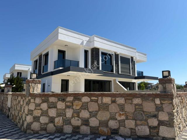 Didim Efeler Mahallesi'nde Havuzlu Satılık 4+1 Villa