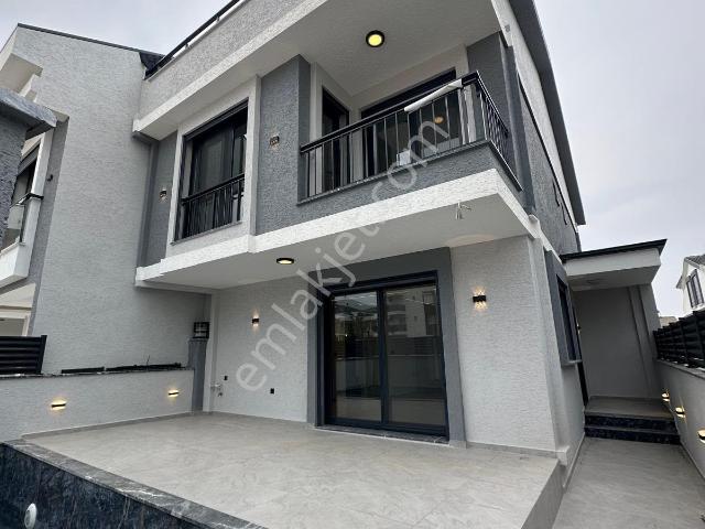 Didim Efeler Mahallesi'nde Havuzlu Satılık 3+1 Villa