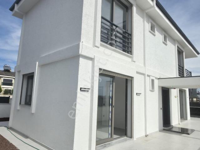 Didim Efeler Mahallesi'nde Havuzlu Satılık 3+1 Villa