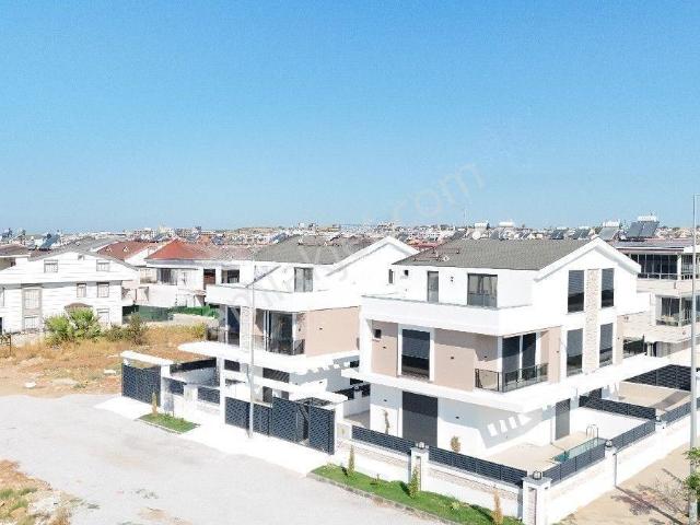 Didim Efeler Mahallesinde Satılık 4+1 Tripleks Villa