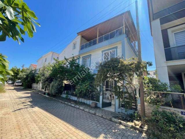 Didim Efeler Mahallesi'nde Satılık Bahçeli 3+1 İkiz Villa