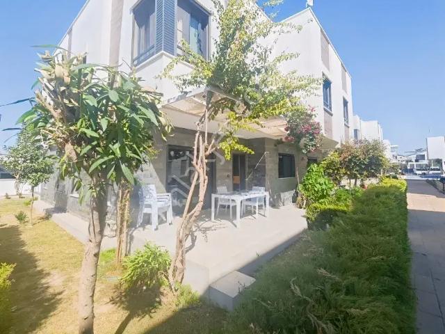 Didim Efeler Mahallesi'nde Satılık Havuzlu 3+1 Eşyalı Villa