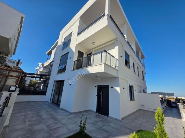 didim Efeler Mahallesinde Satılık Tripleks Villa