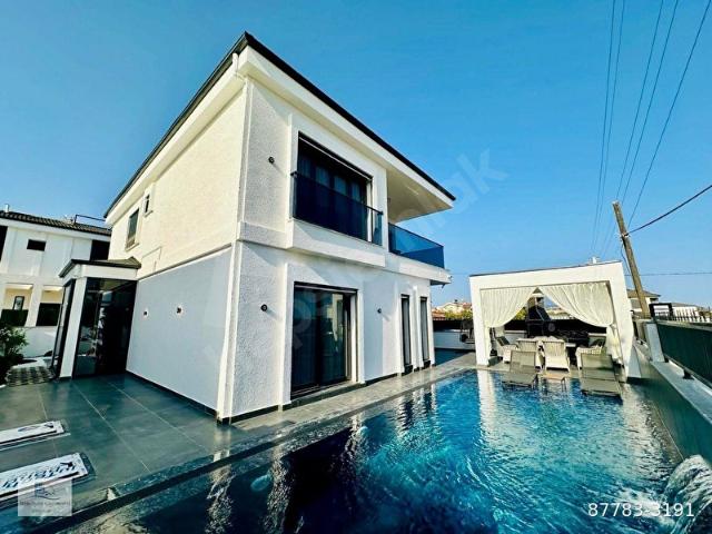 Didim efeler Mahallesinde 318 metre arsa içinde havuzlu 4 + 1 lüks villa