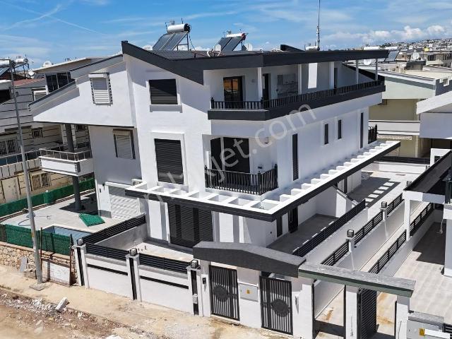 Didim Efeler'de Yerden Isıtma Akıllı Sistem 3+1 Tripleks Satılık Havuzlu Villa