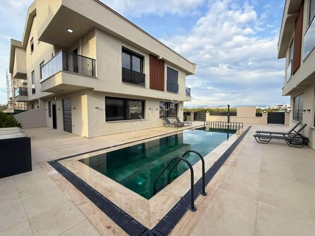 Didim Efeler'de Butik Site İçerisinde Eşyalı 3+1 Triblex Villa