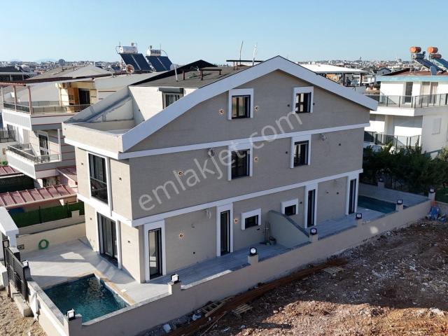Didim Efelerde Havuzlu Otoparklı Ön Cephe Satılık Lüks Villa