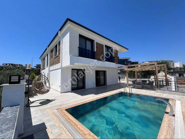 Didim Efelerde Köşe Konumda Eşyalı 4+1 Villa