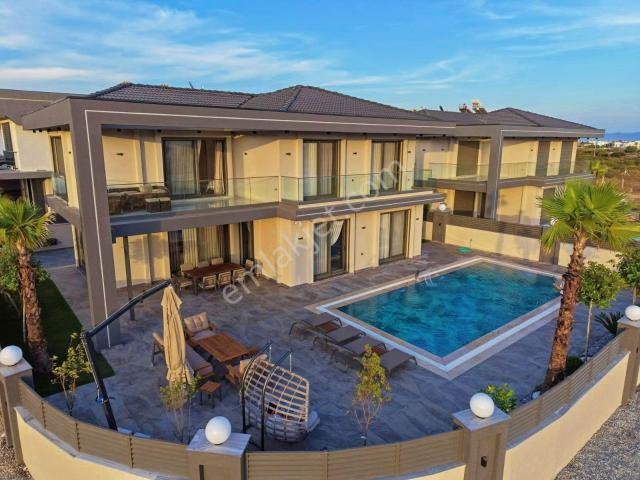 Didim Efeler'de Lüks Eşyalı 500 M2 Arsaya Sahip Villa