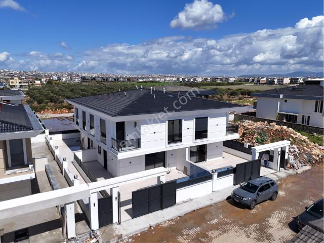 Didim Efelerde Merkezi Konumda 3+1 Havuzlu Otoparklı Villa
