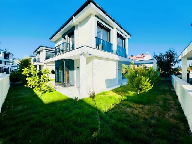 Didim Efelerde Merkezi Konumda Geniş Bahçeli 250 M2 Lüx Villa
