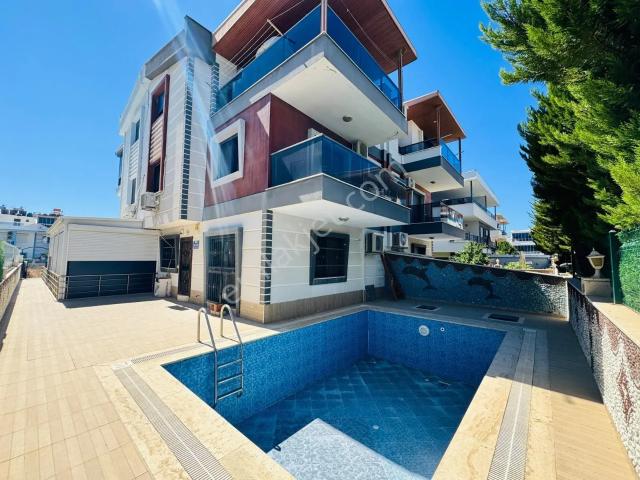 Didim Efelerde Merkezi Konumda Özel Havuzlu 3+1 Triplex Villa