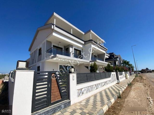 Didim Efeler'de Satılık Havuzlu Güvenlikli Bahçeli Villa