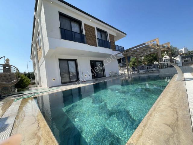 Didim Fener Caddesi'nde Full Eşyalı Tam Müstakil Havuzlu 4+1 Villa