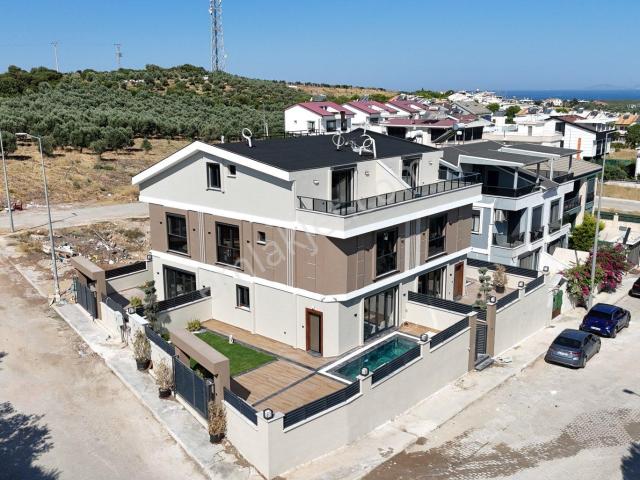 Didim Hisar Mahallesinde Deniz Manzaralı 4+1 Havuzlu otoparklı Satılık Lüks Villa