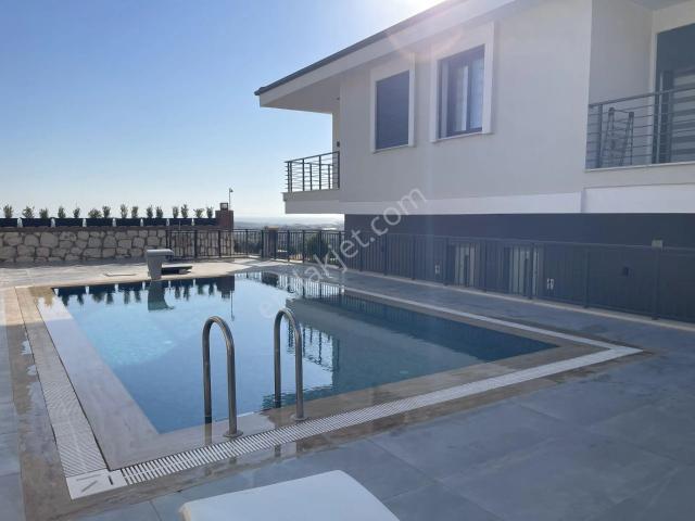 Didim Hisar Mahallesi'nde Havuzlu Sitede Deniz Manzaralı 3+1 Villa