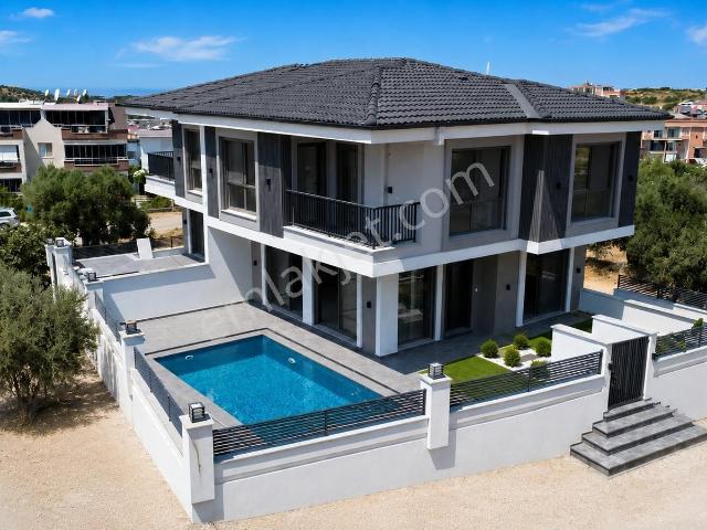 Didim Hisarda Köşe Müstakil Havuzlu Otoparklı 5+1 Tripleks Villa