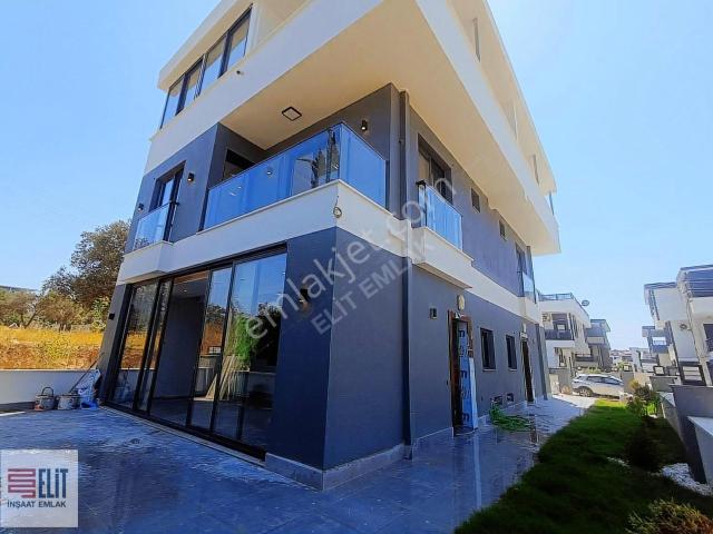 Didim'de Deniz Manzaralı Geniş Teraslı Villa