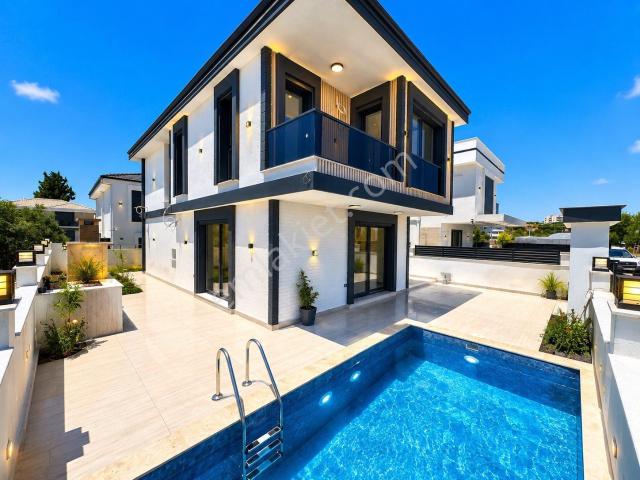 Didimde Denize 700m Tam Müstakil Havuzlu Parklı Villa