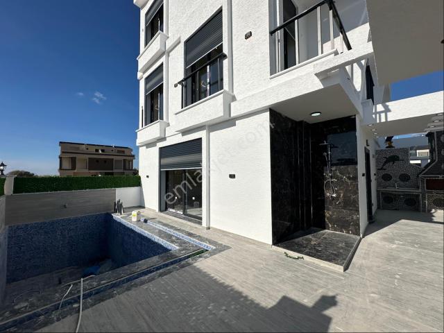 Didimde Havuzlu Teraslı Kamelyalı 3+1 Sıfır Lüks Villa