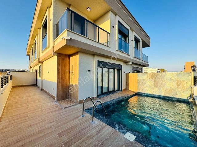 Didimde Satılık Efelerde Merkezi Konum Denize Yakın Ful Eşyalı Havuzlu Villa