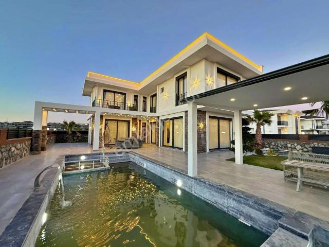 Didim'de 500 M² Eşyalı 4+1 Tam Müstakil Villa
