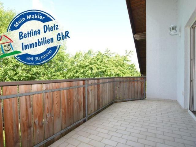 DIETZ: Trendige 4 Zimmer Dachgeschosswohnung im 2 Familienhaus mit Blick ins Grüne!