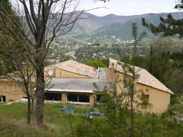 DIEULEFIT 26220 – Propriété rénovée 15 pièces – 7 chambres 330 m² Piscine 54 m² Au cœur d’un domaine boisé Terrain 12 ha de forêt exploitée