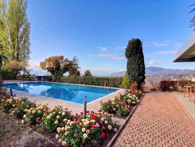 DIE ARCHITEKTENVILLA BESTEHT AUS DREI WOHNUNGEN MIT SWIMMINGPOOL UND EINEM WUNDERSCHÖNEN BLICK AUF DEN SEE
