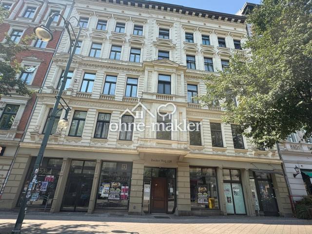 Die Blätter fallen, Ihre Mietkosten auch Einziehen und 1 NKM sparen: Geräumige 4 Zimmer Wohnung mit sonnigem BALKON im historischen Breitenweg