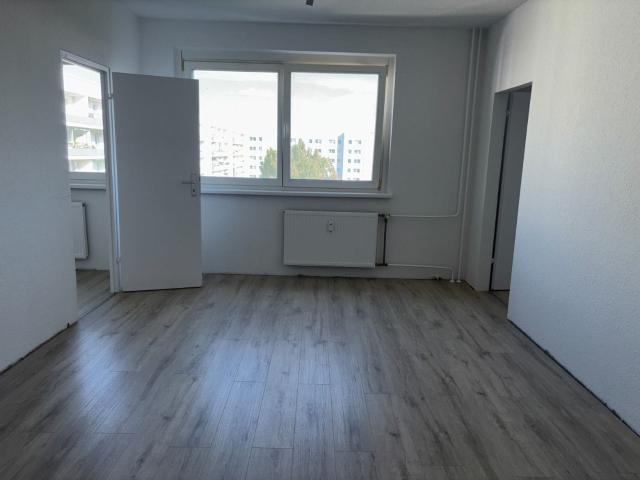 Die ersten 4 Wände mit Aufzug und Balkon!