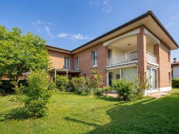 Die Freiheit, alles zu haben: ein Haus mit Aufzug und ein unabhängiges Studio Apartment