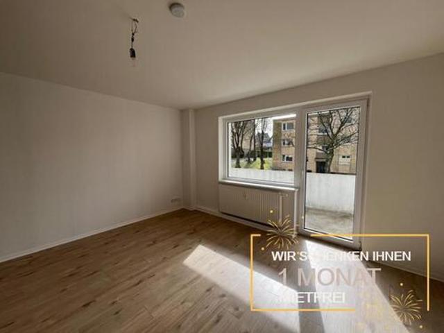 Die frisch sanierte 2 Zimmer Wohnung mit einer Wohnfläche von ca. 61 m² befindet sich im 1. Obergeschoss eines gepflegten Mehrfamilienhauses. Die Wohnräume sind mit einem modernen braunen.